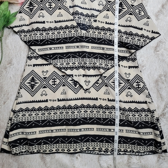 Blu Moon Ivory Black Ruffle Sleeveless Aztec Print Blouse Size 1 - Picture 9 of 11